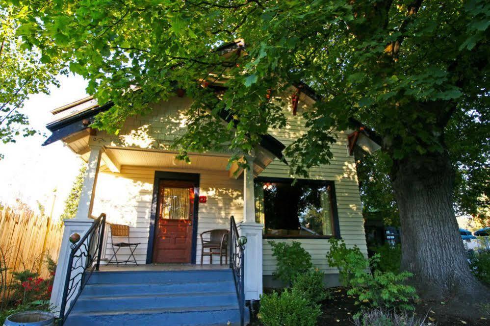 Mcmenamins Old St. Francis School Hotel Bend Exterior photo
